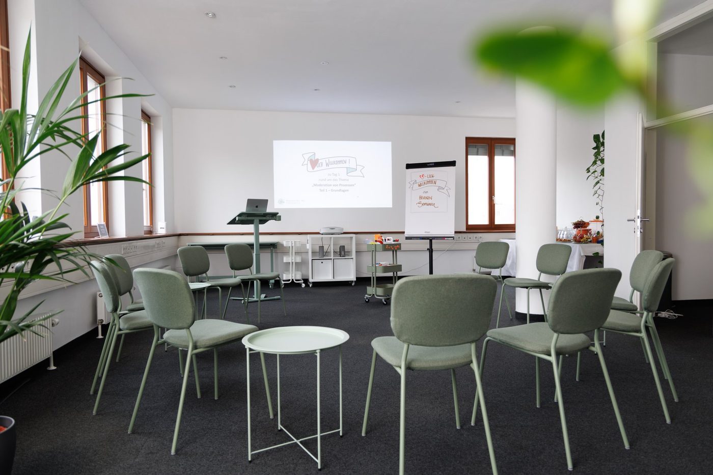 Seminarraum mit Sesselkreis und Projektor