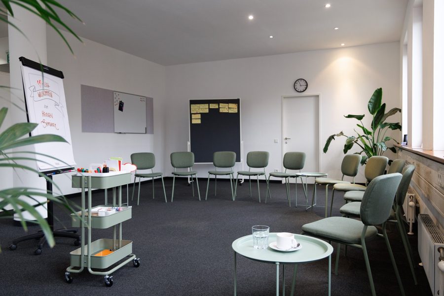 Sesselkreis mit Flipchart