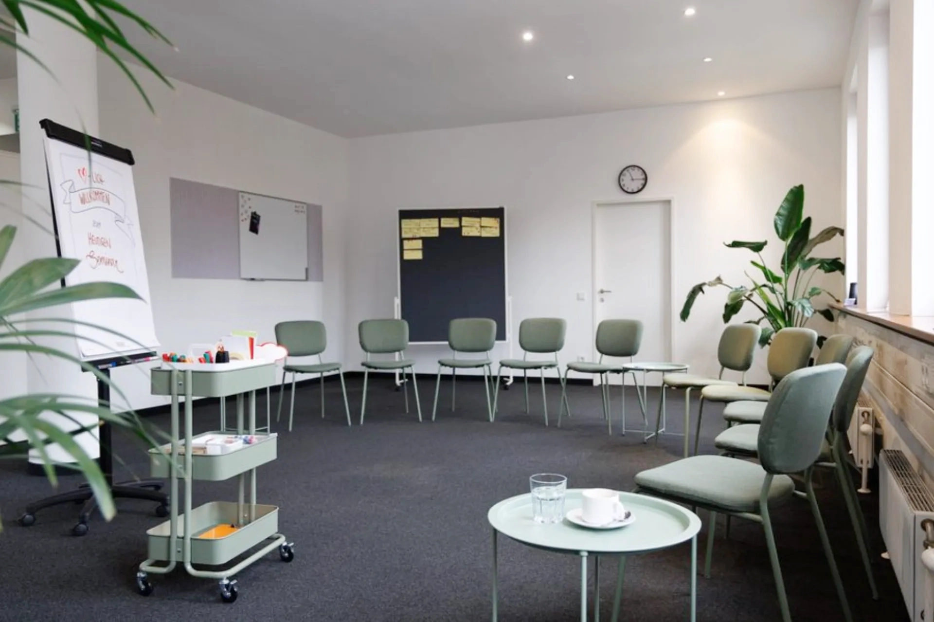 Sesselkreis mit Flipchart